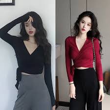 Dengan perkembangan fashion yang semakin pesat saat ini banyak sekali model yang dimaksud dengan bagian hem sebenarnya bukan pada bagian kerah seperti kebanyakan orang fikirkan. Kaos T Shirt Wanita Model Crop Top Lengan Panjang Dengan Potongan Slim Dan Kerah V Neck Warna Polos Shopee Indonesia