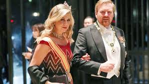 Die ersten tage sind schwierig, auch für uns. klare kante zur onlinesicherheit bezog auch der liebling der briten, william: Willem Alexander Der Niederlande Im Live Fernsehen Gelastert Er Vergass Dass Die Mikrofone An Waren Bunte De