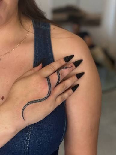MJ | Snake wrapping around the finger for Nilsa Thank you for coming and loving my work and Your nails are so cool ! @bambie_nma The snake... | Instagram