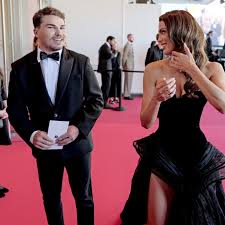 Love is in the air pour Iris Mittenaere et Antoine Dupont sur le tapis rouge du 78e festival de Cannes. La star du rugby et l'ancienne Miss France et Miss Univers étaient