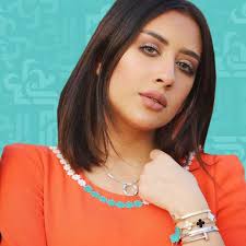 فرح الهادي تتهم فنانة شهيرة بإشعال المشاكل بينها وبين زوجها عقيل الرئيسي. Ø¹Ù‚ÙŠÙ„ Ø§Ù„Ø±Ø¦ÙŠØ³ÙŠ Ù„ÙØ±Ø­ Ø§Ù„Ù‡Ø§Ø¯ÙŠ ÙˆÙ‡Ø¯ÙŠØ© Ù„Ø§ Ù…Ø«ÙŠÙ„ Ù„Ù‡Ø§ ÙÙŠØ¯ÙŠÙˆ Ù…Ø¬Ù„Ø© Ø§Ù„Ø¬Ø±Ø³