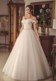 Scopri gli abiti da sposa principessa in base ai tipi di corpo. Abito Da Sposa Principessa Sissi Con Corpetto In Pizzo E Gonna Ampia