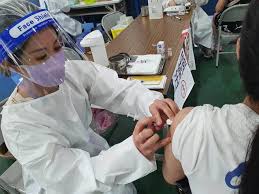 消息一出，就有網友於ptt八卦板貼文，題目為「35歲以下連高端都沒得打」，內文提及「你以為你只剩下高端可以打？ 符合資格者將陸續收到提醒簡訊，請務必上網預約，預定在8月23日至8月29日施打。 更多now健康報導 ▸天熱不敢買香蕉怕熟透、變軟 學會這招保存可以放更久 ▸久站腳底起水泡能擠破？ 0mhxjo1dbhvlum