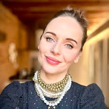 Obejrzałam najnowszy sezon "Emily w Paryżu" (choć bardziej zamienia się to  w "Emily w Europie") i mam poczucie, że największym problemem w tym sezonie  jest fakt, iż nie ma nam już nic