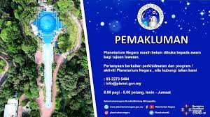 Ia merupakan bangunan berkubah biru yang terletak di puncak bukit di taman tasik di jalan perdana, kuala lumpur. Qdprt3bksrqffm