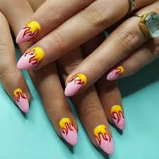 Uñas blancas y negras con dibujo de fuego. 40 Ideas De Fire Nails Manicura De Unas Manicura Unas De Gel Bonitas