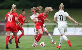 Elle évolue au everton football club, et avec la sélection de l'équipe de suisse. West Ham S Alisha Lehmann Signs Contract Extension Goal Com