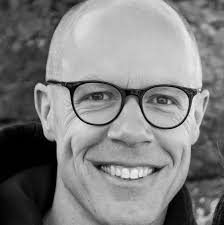 Bought two Volt kits and both batteries are not working anymore. Both where  charged for 1 hour 15 minutes when they got unpacked (not attached to the  ride) Both where synkronisere to