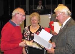 Wer sollte eine Siedlergemeinschaft für das Organisieren von geselligen  Veranstaltungen rüffeln?