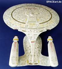 star trek u s s enterprise ncc 1701 d mit beleuchtung spaceart star trek raumschiffe star wars star trek bilder