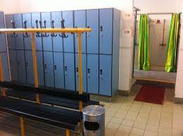 With 2 days, 500 pounds, a professional designer, and a handyman, two couples are given the opportunity to redo. Changing Room Wikipedia