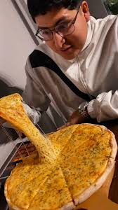 Las mejores Pizzas están en Súper Cloty todas vienen con bastante  Mozzarella, disfruta del auténtico sabor y estilo de la pizza a la piedra  Argentina 🍕🇦🇷❤️🇵🇪 veni a probarla!! 😏🔥av.San Felipe 346 ...