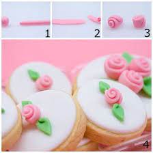 Voir plus d'idées sur le thème pâte à sucre, deco gateau, deco pate a sucre. Comment Faire Une Simple Rose En Pate A Sucre Pate A Sucre Facile Pate A Sucre Decors Pate A Sucre