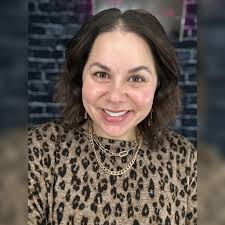 Soft eyeshadow with bold lip color look