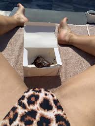 Jenny Mosienko show a cake in POV