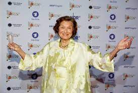 In der hauptrolle spielt anne moll (48) die ärztin nora franke, die nach 20 jahren wieder nach lüneburg zurückkehrt. Brigitte Antonius Tot Todesgerucht Um Rote Rosen Star Sorgt Fur Stunk News De