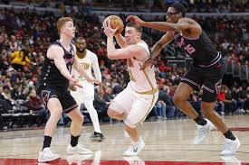 Payton Pritchard acerta os arremessos na partida entre Celtics e Hawks.