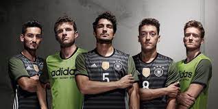 De regerend wereldkampioen speelde in maart twee oefeninterlands, waarbij het verloor van engeland en won van italië. Duitsland Uitshirt Euro 2016 2017 Voetbalshirts Com