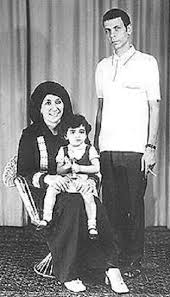 أعلن ميشيل غالي، مساعد الشاعر الراحل أحمد فؤاد نجم، وفاة زينب ابنة الشاعر الكبير الراحل، عن عمر يناهز 30 عامًا، دون الكشف مزيد من التفاصيل . ØµÙˆØ±Ø© Ù†Ø§Ø¯Ø±Ø© Ù„Ù„Ø´Ø§Ø¹Ø± Ø£Ø­Ù…Ø¯ ÙØ¤Ø§Ø¯ Ù†Ø¬Ù… Ù…Ø¹ Ø²ÙˆØ¬ØªÙ‡ Ø§Ù„ÙƒØ§ØªØ¨Ø© Ø§Ù„Ø´Ù‡ÙŠØ±Ø©