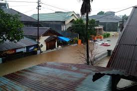 Saleh hal ini disebabkan oleh kondisi pasca banjir yang rawan menjadi faktor pemicu munculnya penyakit. Update Banjir Manado Air Sudah Surut Warga Mulai Bersihkan Rumah Halaman All Kompas Com