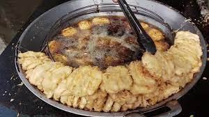 Berbeda dengan resep sebelumnya, resep yang ini namanya ada tambahan ncc. Laris Banget Pisang Goreng Pontianak Atong Sampai Ada Gudang Pisangnya Indonesian Street Food Youtube