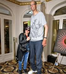 Trouver des informations complètes sur homme le plus grand du monde taille en 2009 les experts du livre guinness des records enregis. Le Quotidien Tres Difficile De Brahim Takioullah L Homme Le Plus Grand D Europe