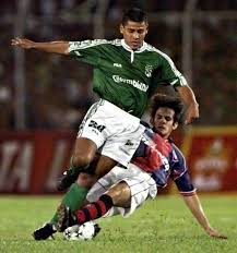 La gran final tendrá que esperar un día más. Deportivo Cali 4 Cerro Porteno 0 In June 1999 In Palmira Harold Bedoya Is Tackled Coming Forward For Cali In The Copa Libertadores S Semi Final Finals Running