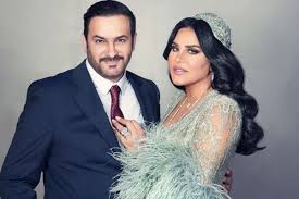 واستنكرت الرومي بشدة التهديد الموجه لراغب علامة بـ قطع رأسه، على خلفية أغنيته الأخيرة طار البلد، معربة عن تضامنها ودعمها له ولفنه. Ø£Ø­Ù„Ø§Ù… Øª Ø¹Ù„ Ù‚ Ø¹Ù„Ù‰ Ø¥Ø¹Ø¬Ø§Ø¨ Ø²ÙˆØ¬Ù‡Ø§ Ø¨Ù€ ÙƒÙŠÙ… ÙƒØ§Ø±Ø¯Ø§Ø´ÙŠØ§Ù†