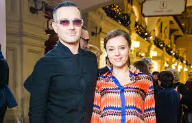 К слову, под этим же тегом нередко можно увидеть. Egor Beroev Kseniya Alferova I Drugie Gosti Na Vstreche S Polom Smitom V Moskve Spletnik