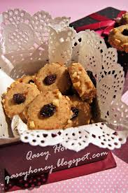Tumis bahan kisar sehingga wangi dan kering dengan minyak mazola, setelah kering, masukkan cili giling, goreng lagi. Biskut Kacang Mazola Qasey Honey
