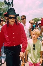 In fact mila was driven right into the arms of that total sleaze, ashton kutcher. How Old Is Macaulay Culkin And What Is His Net Worth