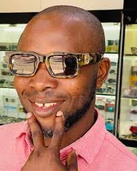 Ba chàng thanh niên đi đo kính! Riêng tuần này là ghé 2 lần rồi á nha Andy.  Bớt báo bạn bè của Ba lại. Ba báo rồi tới con báo chắc