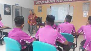 He posted an apology to facebook recently and it went viral. Hari Ini Kumpulan Pembimbing Sekolah Tunas Bakti Taiping Facebook