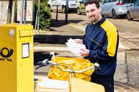 Wie schwer ist ein paket für meine 5kg hantel mindesten? Der Postillon Muss So Nur 20 Minuten Pro Tag Arbeiten Postbote Wirft Briefe Einfach In Nachsten Gelben Briefkasten