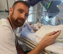 Đang mang thai 22 tuần, bố mẹ hốt hoảng khi thai nhi trượt ra khỏi bụng