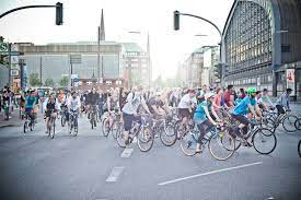 Im interview verrät ein mitfahrer mehr über die verbandsfahrt, ihr schwarmwissen und schimpft über asphaltwüsten. Critical Mass Hamburg Radpropaganda
