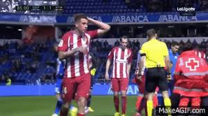 Desde ese minuto 85 y hasta dentro de mucho tiempo, la imagen del partido entre el deportivo y el atlético será la de fernando torres tirado en el suelo, inconsciente, tras un choque con alex. Fernando Torres Horrible Head Injury Deportivo La Coruna Vs Atletico Madrid 1 1 La Liga 2017 Hd On Make A Gif