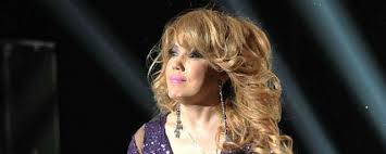 Она лежала на постели, подавленная и удручённая, и когда цезарь появился в дверях, вскочила в одном хитоне и бросилась ему в ноги. Iz Za Pereloma Nogi Pevica Aziza Vystupaet V Invalidnom Kresle