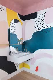 Decoration Au Style Memphis Revisite Inspiration Pour L Adopter Chez Soi En 2020 Deco Salle De Bain Couleur Salle De Bain Deco Murale