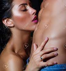 優しいキス。情熱的に抱き締める恋の服を脱いだカップル。セクシーな誘惑。裸の体、裸の胴体。ロマンチックな入札。エロティックな人々の概念。の写真素材・画像素材  Image 154847979