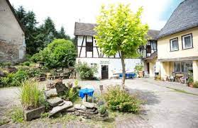 Man sollte eine genaue kalkulation im hinblick auf die anfallenden kosten durchführen, wenn man in rheine ein haus. Vertraumtes Klostergut Mit Eigener Quelle Wartet Auf Neuen Gutsherren