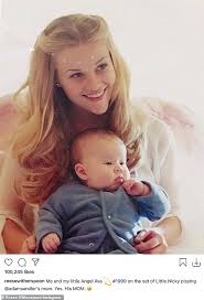 The incredible resemblance between reese witherspoon and her daughter is absolutely astounding. Reese Witherspoon Posts Adorable Snap Of Daughter Ava On Set Of Adam Sandler Movie Little Nicky Aktuelle Boulevard Nachrichten Und Fotogalerien Zu Stars Sternchen