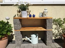 Ein Paar Steine Ein Paar Bretter Mit Einfachen Mitteln Ein Schones Gartenregal Gebaut Gartenregal Garten Deko Gartendekoration
