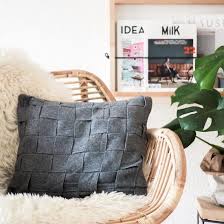 Use Your Cheap Ikea Polarvide Blanket To Create This Modern Woven Pillowcase No Need To Be A Sewing Pro In German Ikea Blankets Pillows Ikea Hack