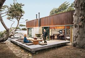 Modern House In Sea Ranch With A Sequoia Outdoor Dining Table Designed By Norman Millar And Judith Sheine Case Container Case Di Container Casa Moderna