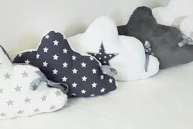 Découvrez en vidéo comment coudre en trois étapes un joli tour de lit pour bébé en forme de nuages. Les Tours De Lit Lilye Co