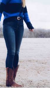 At sheplers.com we have a great selection of men's round toe cowboy boots from the biggest brands in western wear like tony lama cowboy boots , boulet, twisted x, ariat, laredo, dan post and ferrini. How To Style Square Toe Boots Top 15 Stylish Unique Outfits For Ladies Fmag Com