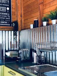 Credence De Cuisine En Tole Ondulee En 2020 Tole Ondulee Deco Maison Tole