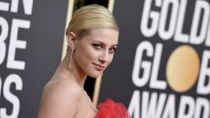 Lili reinhart revealed that she is bisexual today on her instagram story while promoting a black lives matter protest. Lili Reinhart Dekollete Kracher Hier Geht Sich Der Riverdale Star Selbst An Die Wasche News De