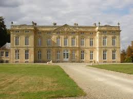 Orne Le Chateau Du Bourg St Leonard Est Une Demeure Du Xviiie Siecle Chateau Le Manoir Beaux Batiments